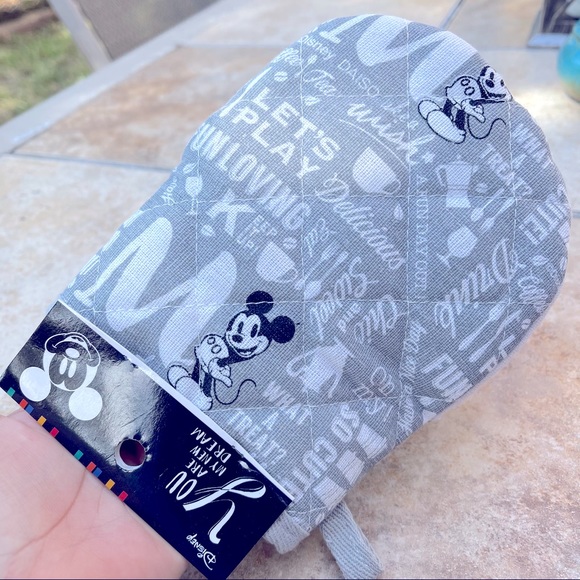 Tokyo Disney Oven Mitt - Picture 1 of 5
